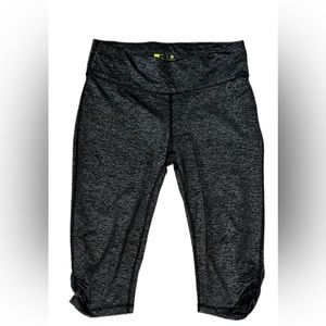 Xersion fitted space gray Capri workout leggings size L